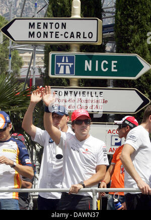 Spanische Formel1 Piloten Fernando Alonso von McLaren Mercedes "Wellenlinien" für die Zuschauer vor dem Grand Prix von Monaco in Monte Carlo, Monaco, Sonntag, 27. Mai 2007. Foto: ROLAND WEIHRAUCH Stockfoto