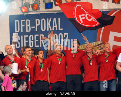 Der Nürnberger Spieler feiern den DFB-Pokal mit ihren Fans auf dem Hauptmarkt in Nürnberg, 27. Mai 2007. 1. FC Nürnberg gegen VfB Stuttgart im Finale des DFB-Pokals. Foto: Armin Weigel Stockfoto