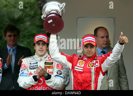 Brasilianischer Formel-1 pilot Felipe Massa von Ferarri feiert seinen dritten Platz o das Podium mit zuerst platziert spanische pilot Fernando Alonso McLaren Mercedes (2-L), Albert II, Prince of Monaco (R) und deutschen Ernst August, Prinz von Hannover (L) in den Rücken nach dem Grand Prix von Monaco in Monte Carlo, Monaco, Sonntag, 27. Mai 2007.  Foto: GERO BRELOER Stockfoto