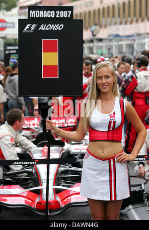 Eine Raster Mädchen posiert vor spanischen Formel1 Piloten Fernando Alonso Rennwagen vor dem Grand Prix von Monaco in Monte Carlo, Monaco, Sonntag, 27. Mai 2007. Foto: GERO BRELOER Stockfoto