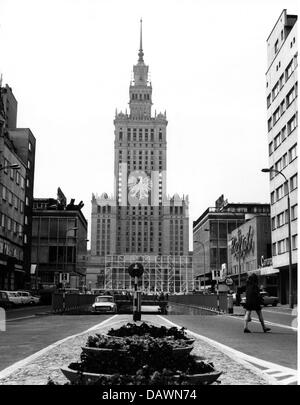 Geographie / Reisen, Polen, Warschau, Gebäude, Kulturpalast und Wissenschaftsgebäude, erbaut 1952 - 1955, Architekt: Lev Rudnev, Foto aufgenommen 1974, Warszawa, Architektur, stalinistische Architektur, Sozialistischer Klassizismus, Kommunist, Hochhaus, Europa, 70er, 70er, 70er, Straßenszene, Szenen, Adler, 20. Jahrhundert, historisch, historisch, Menschen, Additional-Rights-Clearences-not available Stockfoto