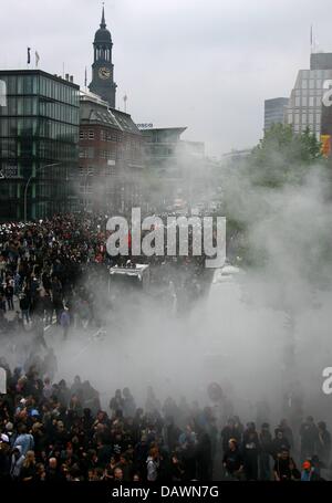 Demonstranten zünden eine Moke Bombe an einer Protestaktion gegen Asien-Europa-treffen (ASEM) in Hamburg, Deutschland, 28. Mai 2007. Die europäischen und asiatischen Außenminister treffen bei ASEM am 29 Mai Tausende Polizisten die Stadt zu sichern. Foto: Carsten Rehder Stockfoto