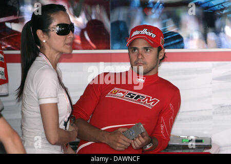 Die Freundin von Ferrari team principal Jean Todt, Schauspielerin Michelle Yeoh und Formel1-pilot Felipe Massa (Brasilien) von Scuderia Ferrari, gezeigt vor dem freien Training für den Grand Prix von Monaco, Monte Carlo, 26. Mai 2007. Foto: Jens Büttner Stockfoto