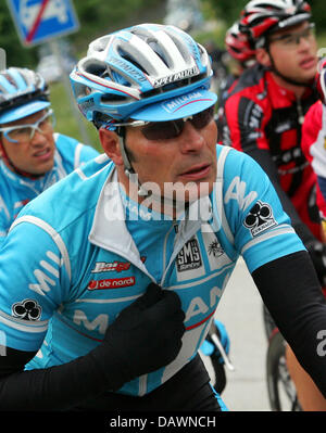 Deutsche Radsport pro Erik Zabel (C) des Team Milram ist in der ersten Phase der Bavaria Tour 2007 in der Nähe von Garmisch-Partenkirchen, Deutschland, 30. Mai 2007 abgebildet. Foto: Gero Breloer Stockfoto