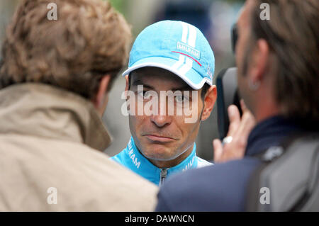 Deutsche Radsport pro Erik Zabel (C) des Team Milram gibt ein Interview vor dem Start der ersten Etappe der Bayern-Tour 2007 in Garmisch-Partenkirchen, Deutschland, 30. Mai 2007. Foto: Gero Breloer Stockfoto