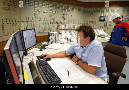 Zwei Mitarbeiterinnen und Mitarbeiter sind in der Leitwarte des Gases abgebildet und Dampfturbine Kraft-Wärme-Kraftwerk (KWK) der Energieversorger Mainova in Frankfurt Main, Deutschland, 16. November 2006. Die CHP ist Stand der Technik. Foto: Frank Rumpenhorst Stockfoto