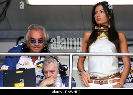 Italienische Renault team principal Flavio Briatore (L) und seine Freundin Elisabetta Gregoraci (R) vor dem Start zum Grand Prix von Monaco, Montecarlo, 27. Mai 2007 gezeigt. Stockfoto