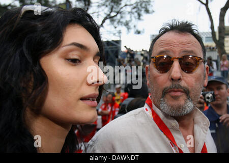 Französischer Schauspieler Jean Reno und seine Frau Zofia Borucka vor dem Start zum Grand Prix von Monaco, Montecarlo, 27. Mai 2007 gezeigt. Stockfoto