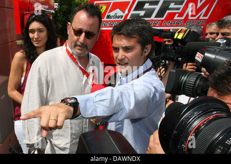 Französischer Schauspieler Jean Reno (C) und seine Frau Zofia Borucka (L) vor dem Start zum Grand Prix von Monaco, Montecarlo, 27. Mai 2007 gezeigt. Stockfoto