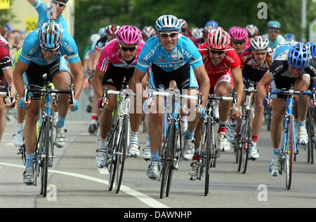 Deutsche Radsport-Profi Erik Zabel gewinnt das Milram-Team das die 187,8 Kilometer lange zweite Stufe der "Bayern-Tour" (Bayern-Rundfahrt) in Eichstätt, Deutschland, 31. Mai 2007. Foto: Gero Breloer Stockfoto