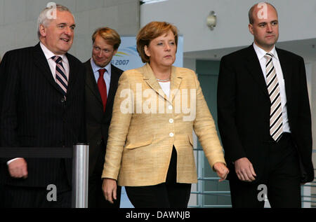 Irische Premierminister Bertie Ahern (L), die deutsche Bundeskanzlerin Angela Merkel, Swedish Prime Minister Fredrik Reinfeldt (R) und der Sprecher der deutschen Bundesregierung Ulrich Wilhelm (zurück) kommen für eine Pressekonferenz in der Kanzlei in Berlin, Deutschland, 31. Mai 2007. Merkel will präsentieren einen Fahrplan für die Wiederbelebung der EU-Verfassung, die seit seiner Ablehnung durch Fr auf Eis Stockfoto