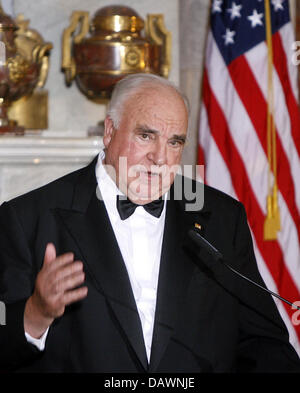 Der ehemalige deutsche Bundeskanzler Helmut Kohl spricht bei der Preisverleihung von dem "Eric M. Warburg Award 2007" für die US-Außenministerin Condoleezza Rice in Potsdam, Deutschland, 31. Mai 2007. Foto: Michael Sohn Stockfoto