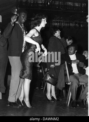 Nachkriegsperiode, die Besatzungstruppen, Frau tanzt mit afroamerikanischen, Tabarin Club, München, Deutschland, 1962, Zusatzrechte-Clearences-nicht verfügbar Stockfoto