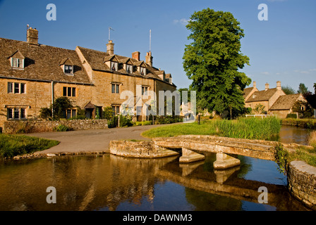 Lower Slaughter, Cotswolds Gloucestershire und Stone Cottages im Dorf entlang des Flusses. Stockfoto