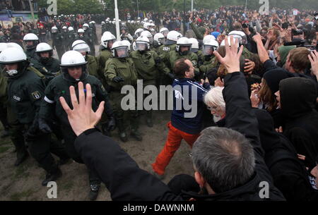 Polizei und Demonstranten Zusammenstoß auf einem Protestmarsch gegen den bevorstehenden G8-Gipfel in Rostock, Deutschland, 2. Juni 2007.  Der Gipfel statt findet unter immensen Sicherheitsmaßnahmen in Heiligendamm an der Ostseeküste vom 6. bis 8. Juni 2007. Foto: Kay Nietfeld Stockfoto