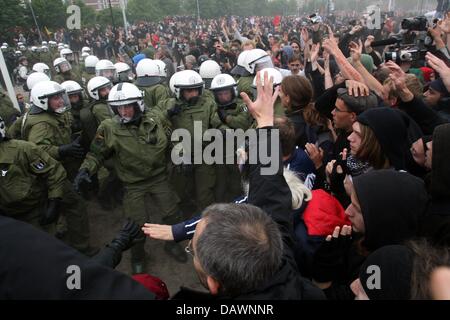 Polizei und Demonstranten Zusammenstoß auf einem Protestmarsch gegen den bevorstehenden G8-Gipfel in Rostock, Deutschland, 2. Juni 2007.  Der Gipfel statt findet unter immensen Sicherheitsmaßnahmen in Heiligendamm an der Ostseeküste vom 6. bis 8. Juni 2007. Foto: Kay Nietfeld Stockfoto