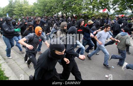 Demonstranten flüchten die Polizei während einer Auseinandersetzung an einem Protestmarsch gegen den bevorstehenden G8-Gipfel in Rostock, Deutschland, 2. Juni 2007.  Der Gipfel statt findet unter immensen Sicherheitsmaßnahmen in Heiligendamm an der Ostseeküste vom 6. bis 8. Juni 2007. Foto: Kay Nietfeld Stockfoto