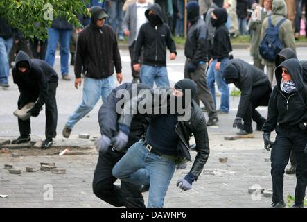 Militante Demonstranten mit Steinen werfen während einer Demonstration gegen den bevorstehenden G8-Gipfel in Rostock, Deutschland, 2. Juni 2007. Der Gipfel statt findet unter immensen Sicherheitsmaßnahmen in Heiligendamm an der Ostseeküste vom 6. bis 8. Juni 2007. Foto: Bernd Wuestneck Stockfoto