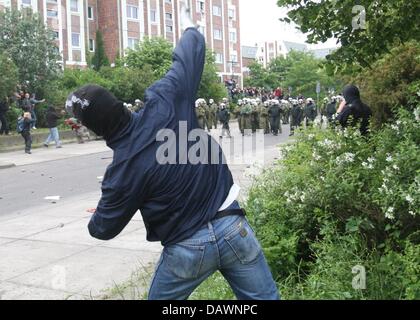 Ein Demonstrant wirft Steinen bei Riot, die Polizei während einer Protestaktion gegen den bevorstehenden G8-Gipfel in Rostock, Deutschland, 2. Juni 2007 marschieren. Der Gipfel statt findet unter immensen Sicherheitsmaßnahmen in Heiligendamm an der Ostseeküste vom 6. bis 8. Juni 2007. Foto: Kay Nietfeld Stockfoto