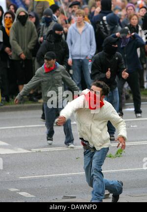 Demonstranten mit Steinen werfen bei der Polizei während einer Demonstration gegen den bevorstehenden G8-Gipfel in Rostock, Deutschland, 2. Juni 2007. Der Gipfel statt findet unter immensen Sicherheitsmaßnahmen in Heiligendamm an der Ostseeküste vom 6. bis 8. Juni 2007. Foto: Bernd Wuestneck Stockfoto