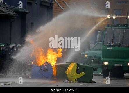 Polizei-Einsatz Wasserpistolen um zu eine Barrikade in Brand gesetzt von Aktivisten während einer Demonstration gegen den bevorstehenden G8-Gipfel in Rostock, Deutschland, 2. Juni 2007 zu löschen. Der Gipfel statt findet unter immensen Sicherheitsmaßnahmen in Heiligendamm an der Ostseeküste vom 6. bis 8. Juni 2007. Foto: Johannes Eisele Stockfoto