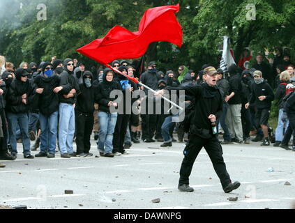 Vermummte Demonstranten sind bei Zusammenstößen mit der Aufruhr, die Polizei bei einem Protest gegen den bevorstehenden G8-Gipfel in Rostock, Deutschland, 2. Juni 2007 März abgebildet.  Der Gipfel statt findet unter immensen Sicherheitsmaßnahmen in Heiligendamm an der Ostseeküste vom 6. bis 8. Juni 2007. Foto: Kay Nietfeld Stockfoto