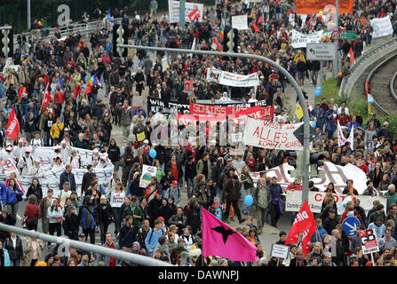 Globalisierungsgegner rally bei einem Protestmarsch gegen den bevorstehenden G8-Gipfel in Rostock, Deutschland, 2. Juni 2007.  Der Gipfel statt findet unter immensen Sicherheitsmaßnahmen in Heiligendamm an der Ostseeküste vom 6. bis 8. Juni 2007. Foto: Rainer Jensen Stockfoto