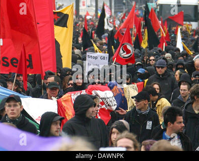 Globalisierungsgegner rally bei einem Protestmarsch gegen den bevorstehenden G8-Gipfel in Rostock, Deutschland, 2. Juni 2007.  Der Gipfel statt findet unter immensen Sicherheitsmaßnahmen in Heiligendamm an der Ostseeküste vom 6. bis 8. Juni 2007. Foto: Carsten Rehder Stockfoto