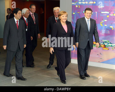 (L-R) Der Premierminister von Japan, Shinzo Abe, Toshiba-Vorsitzender des Aufsichtsrats, Tadashi Okamura, BDI-Präsident Juergen Thumann, UCB CEO Herzog Georges Jacobs, Bundeskanzlerin Angela Merkel und der Präsident der Europäischen Kommission, Barroso kommen für das Gruppenfoto am EU-Japan Business Dialog Round Table in der Kanzlei in Berlin, Deutschland, 5 Juni Stockfoto