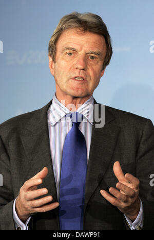 Der französische Außenminister Bernard Kouchner Gesten bei einer Pressekonferenz in Berlin, Deutschland, 5. Juni 2007. Er hatte seinen deutschen Amtskollegen Steinmeier für Gespräche im Auswärtigen Amt in Berlin getroffen. Foto: Soeren Stache Stockfoto