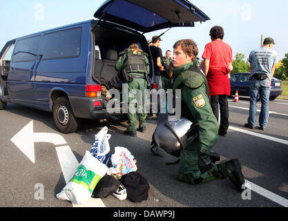 Die Polizei sucht einen van und seine Passagiere auf einer Straße in der Nähe von Bad Doberan, Deutschland, 6. Juni 2007. Der G8-Gipfel wird bis 08 Juni am nahe gelegenen Ostseebad Heiligendamm unter intensiven Sicherheitsmaßnahmen stattfinden. Foto: Kay Nietfeld Stockfoto
