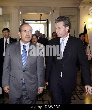 Ministerpräsident des Landes Baden-Württemberg, Guenther Oettinger (R), empfängt den mexikanischen Präsidenten Felipe Calderon in Stuttgart, Deutschland, 6. Juni 2007. Calderon besucht Baden-Württemberg während einer Europa-Reise. Foto: Marijan Murat Stockfoto