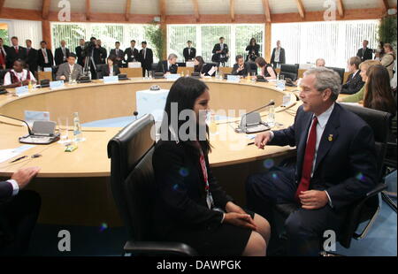 US-Präsident George W. Bush (r) Gast bin Donnerstag (07.06.2007) in Heiligendamm Bei Einem Treffen Mit Teilnehmern des Junior8-closes (J8) Mit der Amerikanischen Schülerin Kavitha Narra. Die Staats-Und Regierungschefs der Sieben Führenden Industrienationen Und Russlands Trafen Sich bin Donnerstag Mit J8-Teilnehmern. Bis Freitag (08.06.07) wollt sterben Staats-Und Regierungschefs d Stockfoto