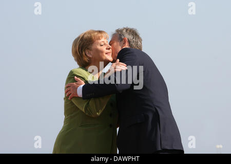 Bundeskanzlerin Angela Merkel begrüßt den britische Premierminister Tony Blair vor der ersten Arbeitssitzung in Heiligendamm, Deutschland, 7. Juni 2007. Bis 8. Juni 2007 statt der G8-Gipfel findet unter intensiven Sicherheitsmaßnahmen in Heiligendamm. Foto: Foto: Boris Roessler Stockfoto