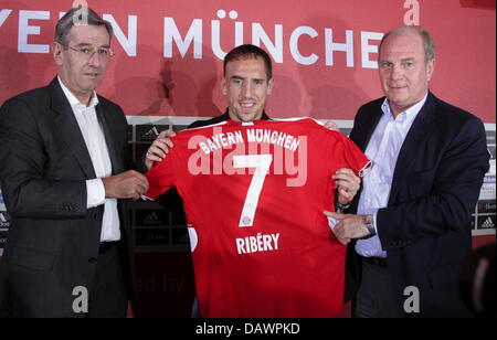 Bundesliga-Verein Bayern unterzeichnet neue französische internationale Franck Ribery (C) lächelt mit seinem New-Jersey und Bayern München Finanzvorstand Karl Hopfner (L) und Münchner general Manager Uli Hoeneß in seinem Offficial Vortrag in München, 7. Juni 2007. Der Mittelfeldspieler wurde für 25 Millionen Euro von Ligue 1 Verein Olympique Marseille unterzeichnet. Foto: Matthias Schrader Stockfoto