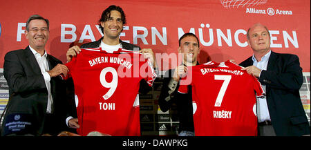 Bundesliga-Verein Bayern des neuen unterzeichnet französischen internationalen Franck Ribery (2-R) und italienischen Stürmer Luca Toni (2 L) Lächeln mit ihren neuen Trikots und Bayern München Finanzvorstand Karl Hopfner (L) und der Münchner general Manager Uli Hoeness (R) bei ihren offiziellen Presetation in München, 7. Juni 2007. Foto: Matthias Schrader Stockfoto