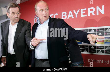 Bundesliga Verein Bayern Finanzchef Karl Hopfner (L) und Geschäftsführer der Münchner Uli Hoeness (R) kommen nach der offiziellen Präsentation des Franck Ribery und Luca Toni in München, 7. Juni 2007. Foto: Matthias Schrader Stockfoto