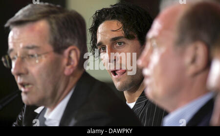 Bundesliga-Verein Bayern unterzeichnet neue italienische Stürmer Luca Toni (C) zwischen Bayern München Finanzvorstand Karl Hopfner (L) und Münchner general Manager Uli Hoeness (R) bei ihrer offiziellen Präsentation in München, 7. Juni 2007 abgebildet. Foto: Matthias Schrader Stockfoto