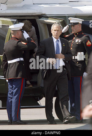 US-Präsident George W. Bush begrüßt den Hubschrauber zu verlassen, da er nach Rostock-Laage, Deutschland, 8. Juni 2007 kommt. Bush weiterhin nach dem G8-Gipfel Polen. Foto: Bernd Settnik Stockfoto