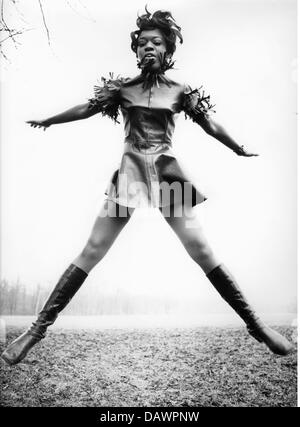 Mode, Damenmode, Damen im Minikleid und Lederstiefel, 1968, Additional-Rights-Clearences-not available Stockfoto