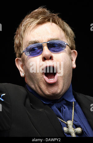 Der britische Popstar Sir Elton John während ein Open-Air-Konzert auf dem Boden von Iffezheim, Deutschland, 8. Juni 2007 durchführt.  tPhto: Uli Deck Stockfoto