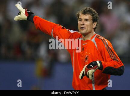 Deutsche Nationale Torwart Jens Lehmann weist die deutsche Verteidigung während der EURO 2008-Qualifikation Deutschland vs. Slowakei in Hamburg, Deutschland, 6. Juni 2007. Deutschland gewann 2: 1. Foto: Maurizio Gambarini Stockfoto