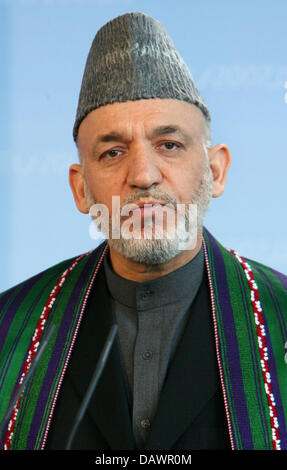 (DATEI) Die Datei Bild vom 19. März 2007 zeigt afghanischen Präsidenten Hamid Karzai in Berlin, Deutschland, die von Taliban feuern Raketen auf ihn in der südlichen afghanischen Provinz Ghazni auf 10. Juni 2007 angegriffen wurde. Karzai weder andere wurden bei den Angriffen wie leitet Governeur Schaden Mehrajuddin Patan erzählt die deutsche Presse-Agentur Dpa. Die rockest verfehlte ihr Ziel und fiel ein paar hundert Stockfoto