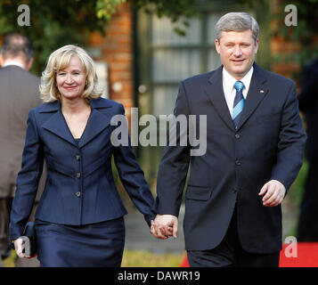 Canadian Prime Minister Stephen Harper (R) und seine Frau Laureen kommen zu einem informellen Abendessen bei Hohen Luckow, Deutschland, 6. Juni 2007. Foto: Bernd Settnik Stockfoto