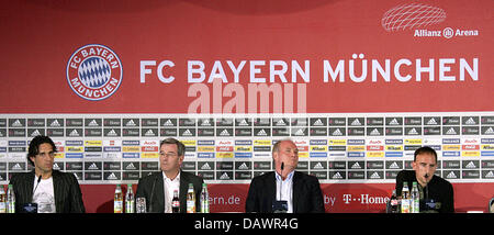 Bundesliga Verein Bayern neue signierte französischen internationalen Franck Ribery (R), italienischen Stürmer Luca Toni (L) und München Finanzvorstand Karl Hopfner (2 L) und Münchner general Manager Uli Hoeneß (2-R) abgebildet auf ihren offiziellen Presetation in München, 7. Juni 2007. Foto: Matthias Schrader Stockfoto