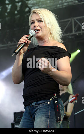 Britische Sängerin Kim Wilde führt beim NDR Plaza Festival in Hannover, 8. Juni 2007. Viele namhafte Künstler rocken die Bühne im Gedenken an die Expo 2000, die in Hannover stattfand. Foto: Holger Hollemann Stockfoto