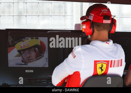 Deutsche ehemalige Formel-1-Pilot Michael Schumacher Uhren sein Bruder Formel1 Fahrer Ralf Schumacher von Toyota F1 am Steuerstand der Scuderia Ferrari während des Trainings beim Gilles Villeneuve Rennen verfolgen von Montreal, Kanada, 9. Juni 2007. Der Grand Prix von Kanada findet am 10. Juni 2007. Foto: GERO BRELOER Stockfoto