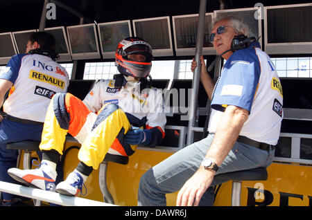 Finnische Formel-1-Pilot Heikki Kovalainen (L) von Renault und seine wichtigsten italienischen Flavio Briatore Teamsitzung während der Praxis 3 an der Rennstrecke Gilles Villeneuve in Montreal, Kanada, 9. Juni 2007. Die Formel 1 Grand Prix von Kanada findet am 10. Juni 2007. Foto: GERO BRELOER Stockfoto