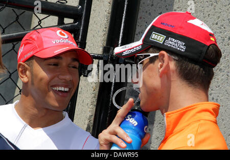 Britischer Formel-1-Neuling Lewis Hamilton (L) von McLaren Mercedes chats mit deutschen Formel1 Neuling Adrian Sutil Spyker vor der Formel 1 Grand Prix von Kanada beim Gilles Villesneuve Rennen verfolgen von Montreal, Kanada, 10. Juni 2007. Foto: GERO BRELOER Stockfoto