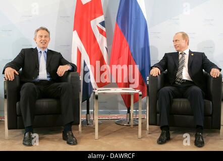 Britische Premierminister Tony Blair (L) und Russian President Vladimir Putin (R) sitzen nebeneinander auf Stühlen vor ihre Nationalflaggen bei ihrem Treffen am Rande des G8-Gipfels in Heiligendamm wird, 8. Juni 2007. Foto: DMITRY ASTAKHOV / RIA NOVOSTI/Kreml POOL Stockfoto